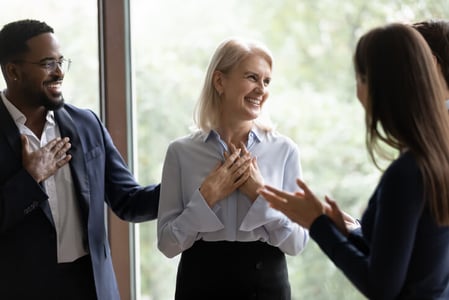 Team-steht-beisammen-und-zeigt-Freude