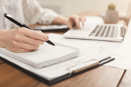 Frau arbeitet an Werbetext für Google Ads und LinkedIn