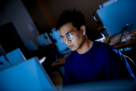 Mann vor Laptop bindet Google Tag Manager auf Website ein
