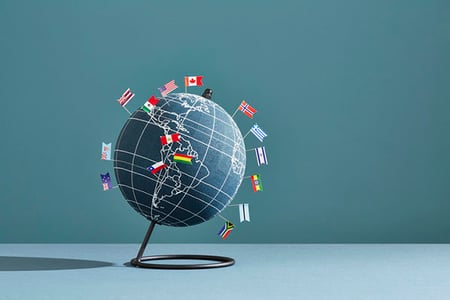 Welt mit vielen Flaggen symbolisiert Website-Lokalisierung