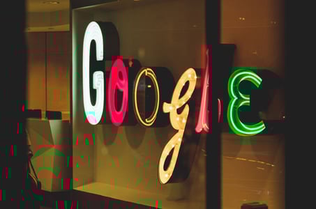 Google Logo in Leuchtschrift