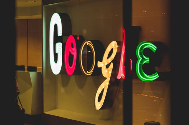 Google Logo in Leuchtschrift