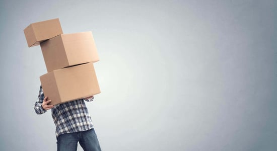 Mann-trägt-Kartons-für-Homepage-Umzug