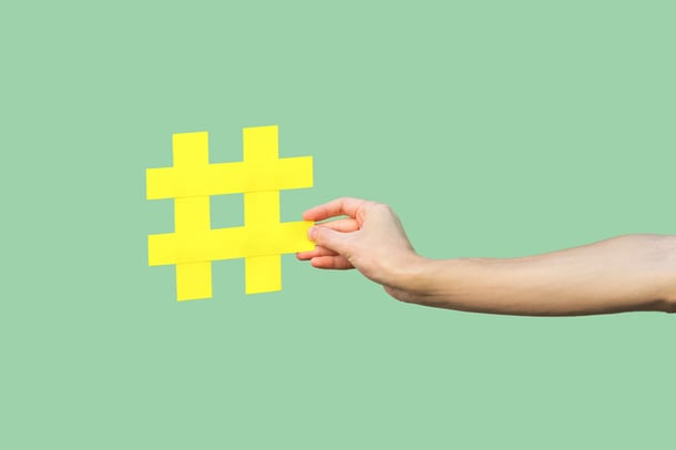 Instagram Story Screenshot: Hand haelt ein Hashtag-Zeichen