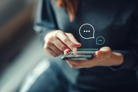 Frau tippt auf ihrem Smartphone herum