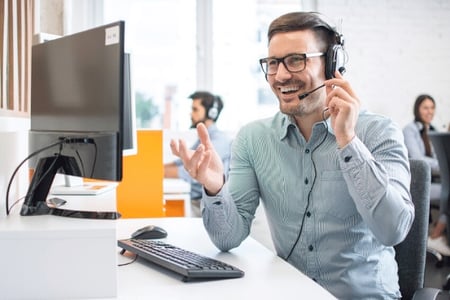 Vertriebsmitarbeiter am Telefon beim Lean Selling