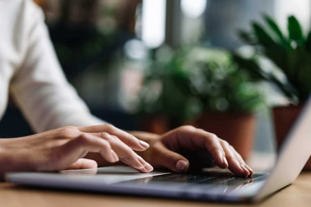 Person-arbeitet-an-Microblog-mit-Laptop