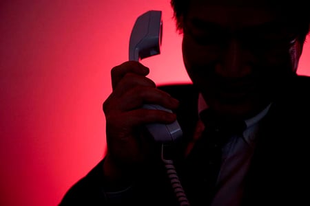 Mann tätigt Mystery Call mit Telefon