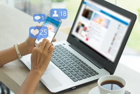 Frau nutzt Facebook Business Manager auf Smartphone
