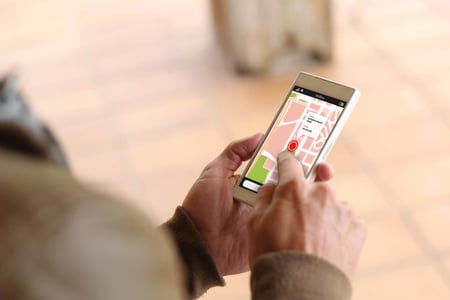 Mann-mit-Smartphone-wird-zur-Suche-von-Google-My-Business-genutzt