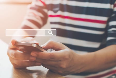 Person-nutzt-Smartphone-für-Suche-nach-Google-Knowledge-Graph