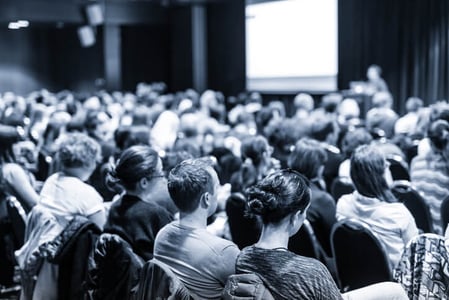 Teilnehmende hören Vortrag auf Marketing-Event zu
