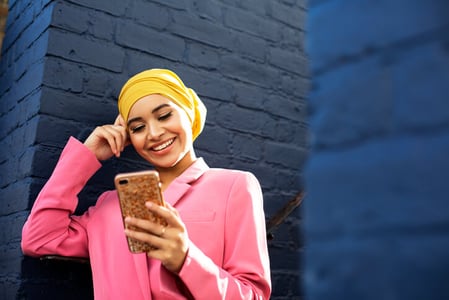 Frau-mit-Smartphone-prüft-Social-Media-Bildgrößen