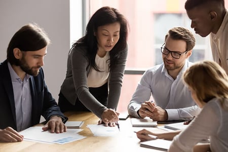 Personen arbeiten am Vertriebsmanagement