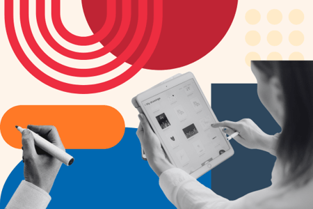 Person macht UX-Writing am Tablet 