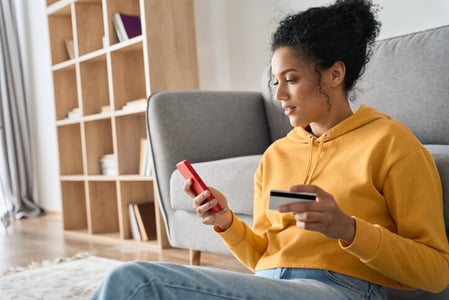 Frau macht Onlinekauf mit PayPal-Alternative