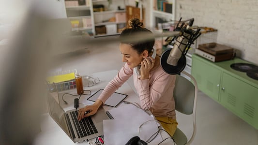 Frau-schaltet-Podcast-Werbung-mit-Laptop