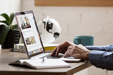 personne rédigeant un message d'absence sur son PC