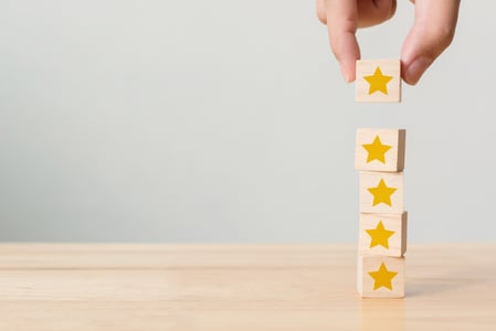 Hand-baut-Steine-mit-Sternen-als-Bewertung-für-Service-Excellence