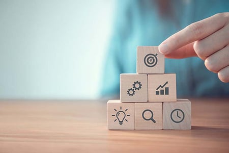 Person arbeitet am strategischen Vertrieb