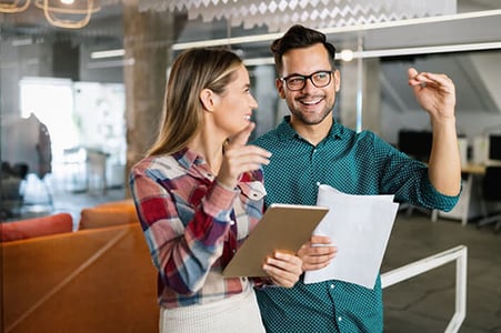 Zwei Trade Marketing Manager im Gespräch