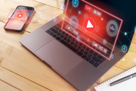 Video-Stream-wird-auf-Laptop-und-Smartphone-angezeigt