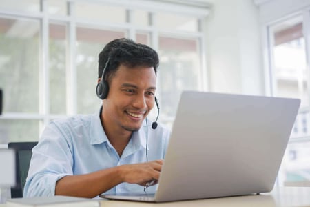 Kundensupport-Mitarbeiter-arbeitet-mit-Headset-und-Laptop