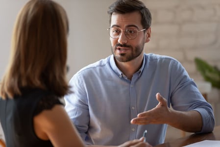 Verkäufer-wendet-Verhandlungsstrategie-mit-Frau-an