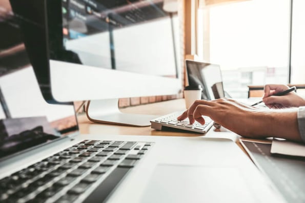 Arbeiten am Computer im Büro