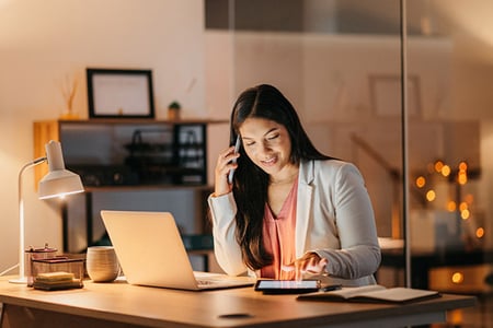 Frau zuhause am Laptop und Tablet arbeitet mit einer Ad Exchange