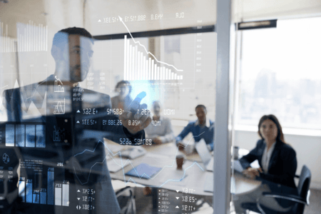 Mann erklärt Team AI as a Service (AIaaS) an Glaswand