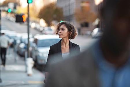Frau draußen schaut zur Seite um Ambient Marketing zu planen