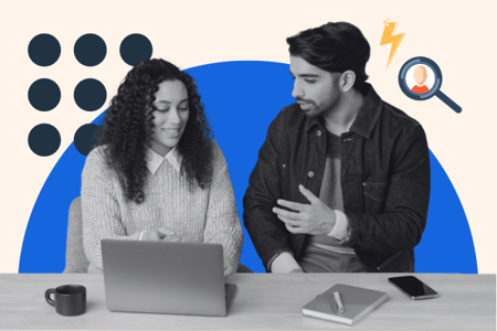 Vertriebler und Vertrieblerin besprechen Bedarfsanalyse am Laptop