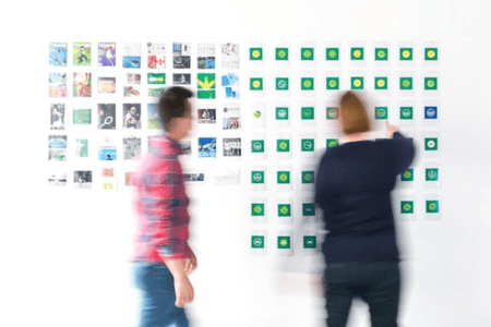Frau und Mann arbeiten an Storyboard zur Entwicklung einer Brand Story und Brand Storytelling 