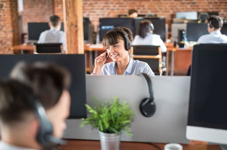 call center mitarbeiter am telefon 