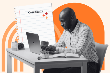 Marketer erstellt Case Study (Fallstudie) seiner Kundschaft am Laptop