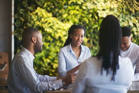 Marketing-Team sitzt am Tisch und bespricht Cause-related Marketing