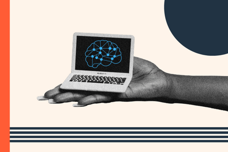 Person hält Laptop mit flacher Hand und testet ChatGPT, Bard und Microsofts Bing Chatbot