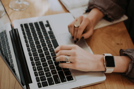 Person nutzt ChatGPT Browser Extension am Laptop