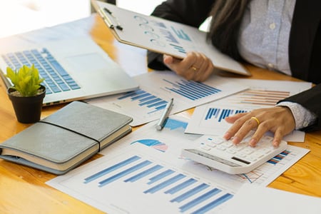 Businessfrau führt Clusteranalyse durch