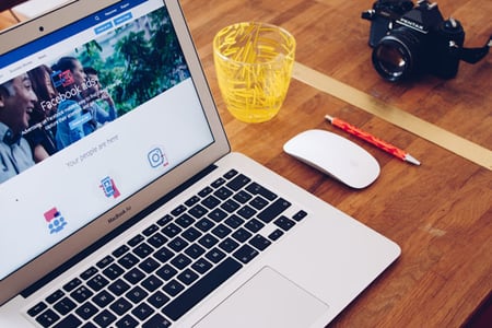 computer-zeigt-facebook-ads