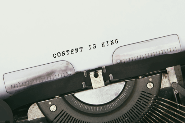 Content ist King geschrieben auf Papier in Schreibmaschine
