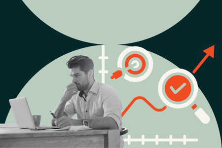 Person schaut auf Content-Marketing-KPIs am Laptop 