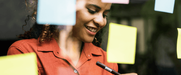 marketerin vor einem post-it-board
