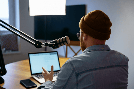 Person setzt Content-Marketing-Strategie um