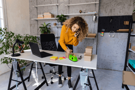 Frau am Telefon versucht Customer Lifetime Value zu verbessern