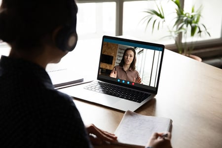 Frau benutzt Delphi-Methode für Experteninterview am Laptop