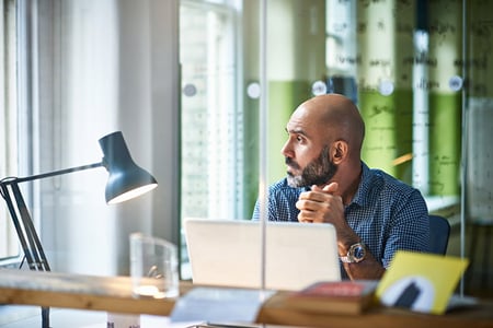 Mann am Laptop denkt an Domain Authority