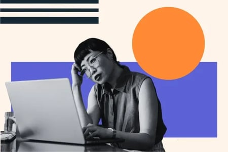 Frau sitzt am Laptop und macht sich Gedanken zu EEAT