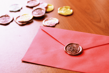 Ein geschlossener Umschlag als Symbol fuer E-Mail-Marketing